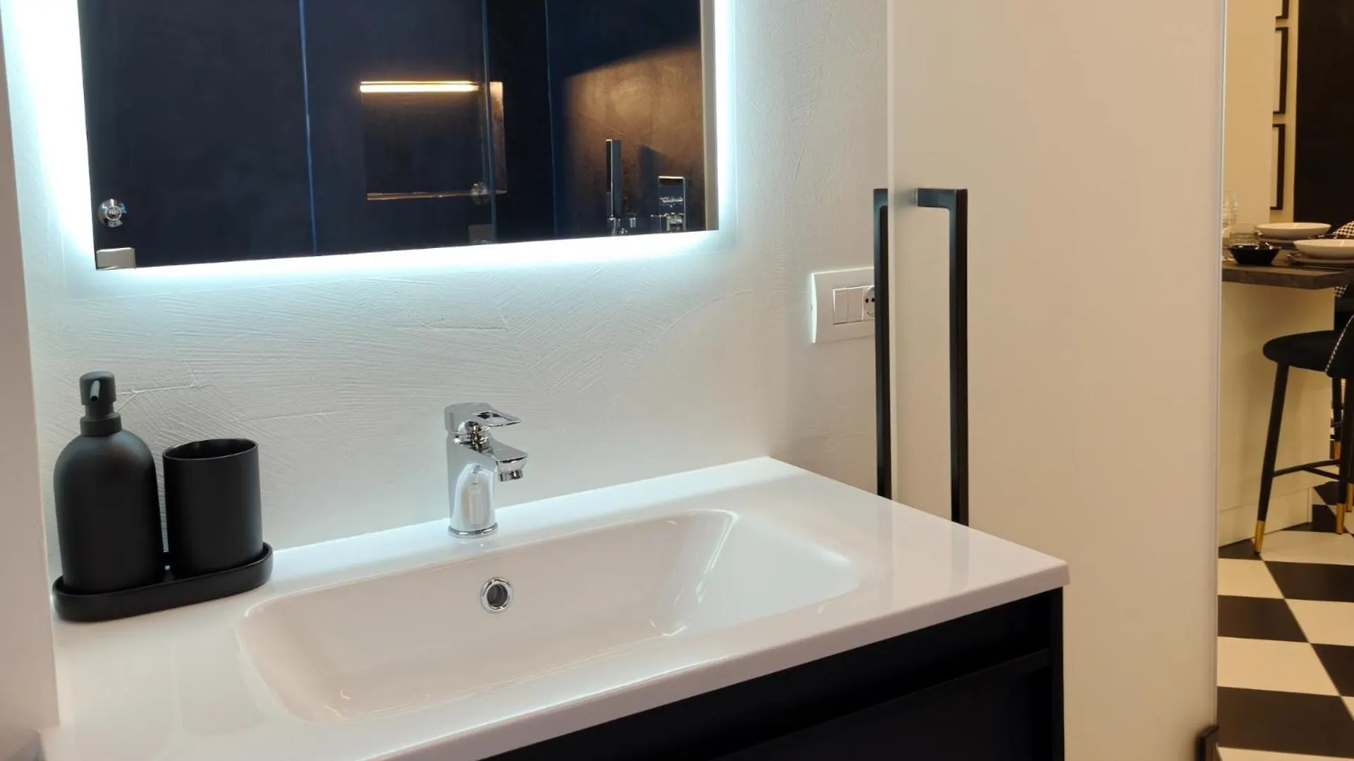 Black And White Apartment In Milan Downtown With Ac, Wifi And Subway M1 M2 Airoport Connected, Central Station Italien